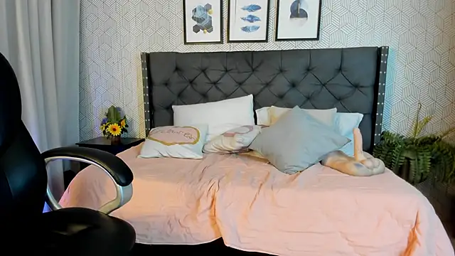 emma  smith1 online show from February 19, 6:32 pm