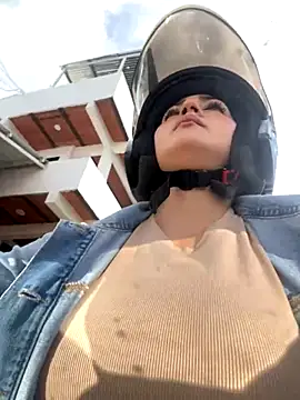 LIAH IZUMI online show from November 26, 12:50 pm