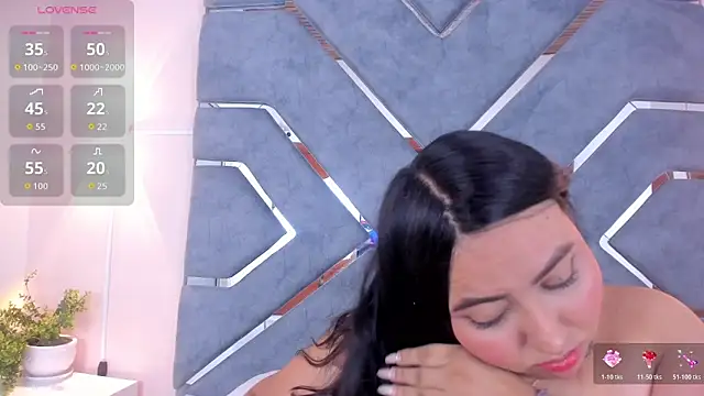 Snapshot of LucciaPorter chatting on October 27, 9:52 pm LucciaPorter online show from October 27, 9:52 pm