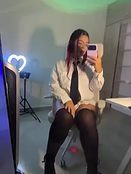 Snapshot of RavenM8 chatting on February 25, 12:53 am RavenM8 online show from February 25, 12:53 am