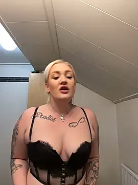 Snapshot of QueenOfFknBj chatting on December 27, 10:26 pm QueenOfFknBj online show from December 27, 10:26 pm