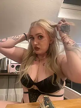 Snapshot of QueenOfFknBj chatting on March 4, 7:11 pm QueenOfFknBj online show from March 4, 7:11 pm