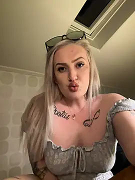 Snapshot of QueenOfFknBj chatting on March 21, 7:13 pm QueenOfFknBj online show from March 21, 7:13 pm