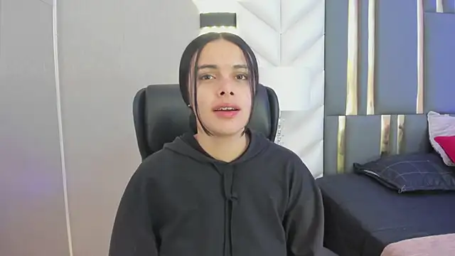 ChloeHarper  online show from April 8, 11:54 am