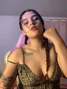 violet-333 online show from December 3, 5:09 am