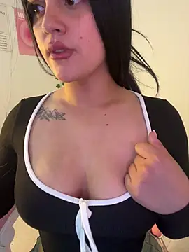 Snapshot of violet-333 chatting on January 31, 7:11 pm violet-333 online show from January 31, 7:11 pm