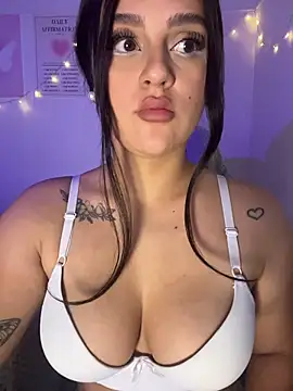 Snapshot of violet-333 chatting on February 17, 4:57 pm violet-333 online show from February 17, 4:57 pm