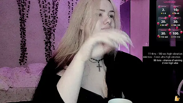 Snapshot of strawberry_elfcat chatting on June 11, 2:11 am strawberry elfcat online show from June 11, 2:11 am