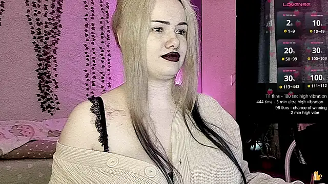 strawberry elfcat online show from July 3, 8:10 am