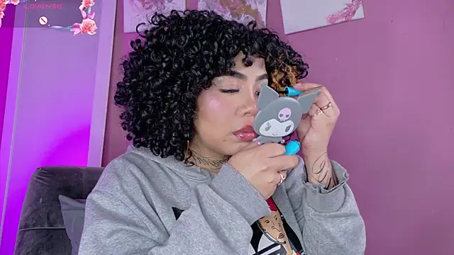 foxxy-lov3 online show from May 25, 1:39 pm