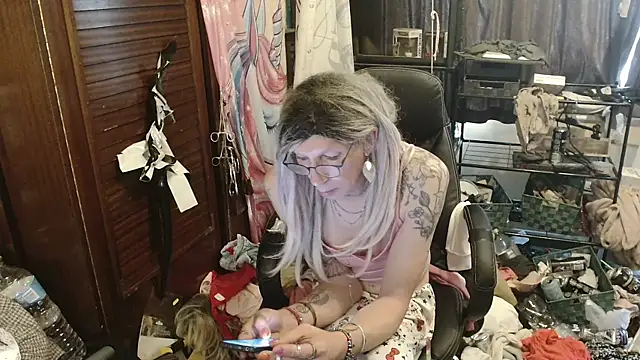 Snapshot of Ombeline1 chatting on June 1, 10:28 am Ombeline1 online show from June 1, 10:28 am