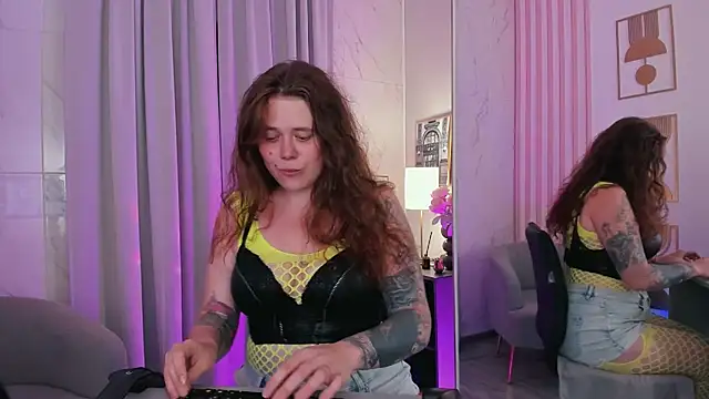 Snapshot of SophiePure chatting on August 1, 9:03 pm SophiePure online show from August 1, 9:03 pm