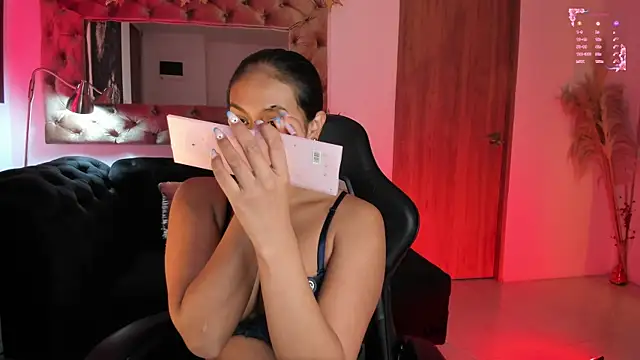 AmelyaMann online show from April 10, 2:00 pm