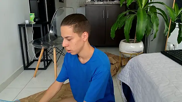 Snapshot of grey___27 chatting on February 18, 5:31 pm grey 27 online show from February 18, 5:31 pm