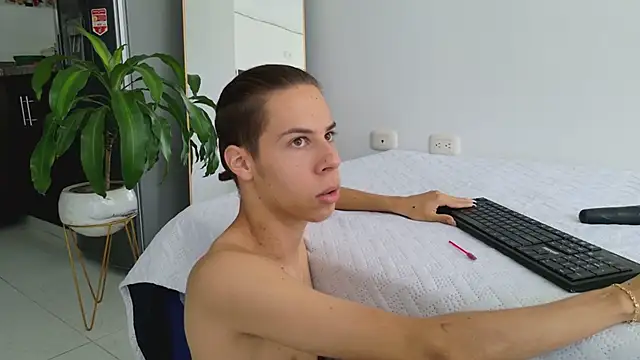 Snapshot of grey___27 chatting on March 13, 6:34 pm grey 27 online show from March 13, 6:34 pm