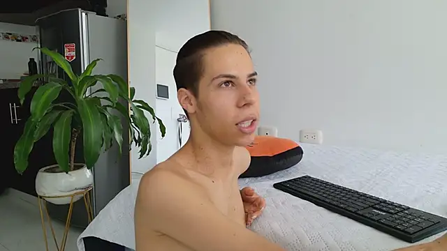 Snapshot of grey___27 chatting on March 21, 2:18 pm grey 27 online show from March 21, 2:18 pm