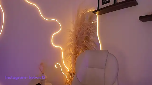 keilelewis online show from February 4, 4:18 pm