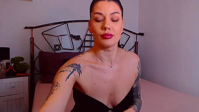 Snapshot of YvonneEverlee chatting on November 14, 8:51 pm YvonneEverlee online show from November 14, 8:51 pm