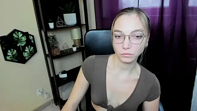 EmillyPlay online show from February 14, 1:08 pm