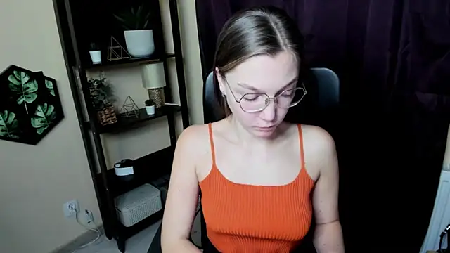 EmillyPlay online show from February 19, 7:59 pm