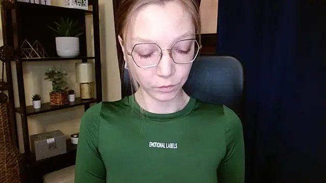 Snapshot of EmillyPlay chatting on February 9, 7:01 am EmillyPlay online show from February 9, 7:01 am