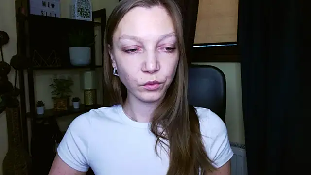 Snapshot of EmillyPlay chatting on February 24, 12:36 pm EmillyPlay online show from February 24, 12:36 pm