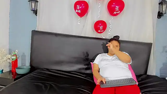 Snapshot of brunnette_hot chatting on February 14, 11:31 am brunnette hot online show from February 14, 11:31 am