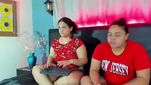 Snapshot of brunnette_hot chatting on February 23, 11:00 am brunnette hot online show from February 23, 11:00 am