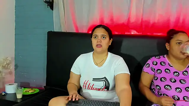 Snapshot of brunnette_hot chatting on March 3, 11:33 am brunnette hot online show from March 3, 11:33 am