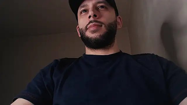 Snapshot of henryaxe chatting on April 30, 11:16 am henryaxe online show from April 30, 11:16 am