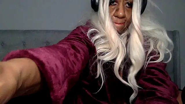 Snapshot of BreanaDivine chatting on December 19, 3:30 pm BreanaDivine online show from December 19, 3:30 pm