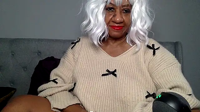 Snapshot of BreanaDivine chatting on January 4, 5:05 pm BreanaDivine online show from January 4, 5:05 pm