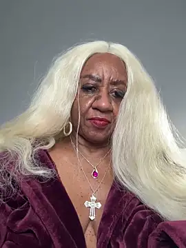 Snapshot of BreanaDivine chatting on February 18, 1:54 am BreanaDivine online show from February 18, 1:54 am