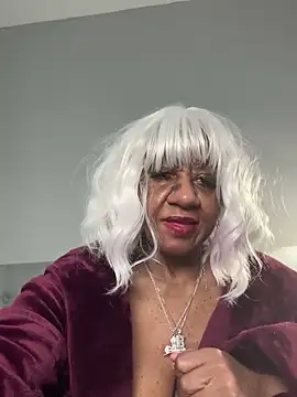 Snapshot of BreanaDivine chatting on February 22, 6:41 pm BreanaDivine online show from February 22, 6:41 pm