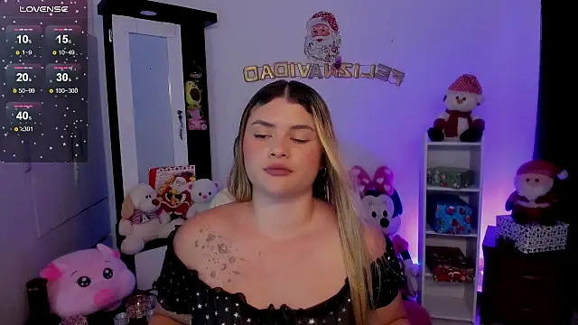 Snapshot of chloejones__ chatting on December 4, 5:11 pm chloejones online show from December 4, 5:11 pm