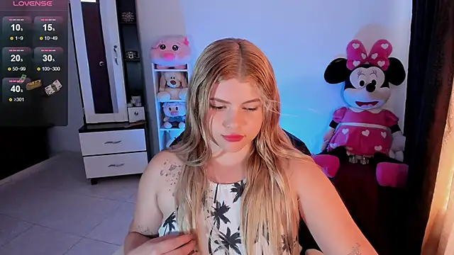 Snapshot of chloejones__ chatting on February 25, 6:53 pm chloejones online show from February 25, 6:53 pm