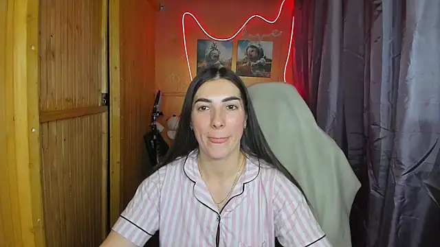 Fiery Brunette  online show from February 18, 9:43 am