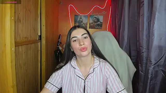 Fiery Brunette  online show from February 18, 6:58 pm