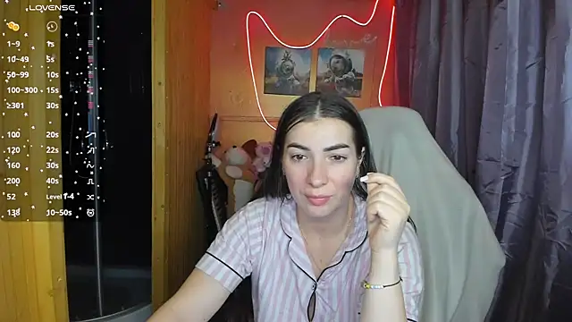 Fiery Brunette  online show from March 3, 4:14 am