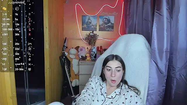 Fiery Brunette  online show from March 12, 2:34 pm