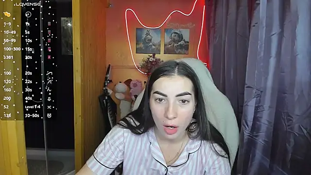 Fiery Brunette  online show from March 20, 5:24 am