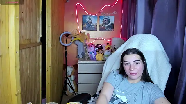 Fiery Brunette  online show from November 30, 6:28 am