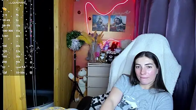 Fiery Brunette  online show from January 13, 4:23 pm