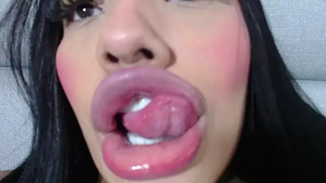 emily brontee  online show from December 2, 2:52 pm