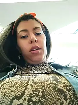 Snapshot of Emily_Wane chatting on December 8, 7:43 pm Emily Wane online show from December 8, 7:43 pm