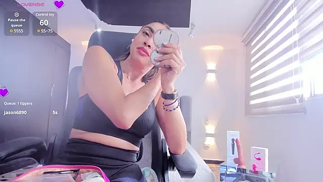 Snapshot of AnaRuiz chatting on February 7, 6:24 pm AnaRuiz online show from February 7, 6:24 pm