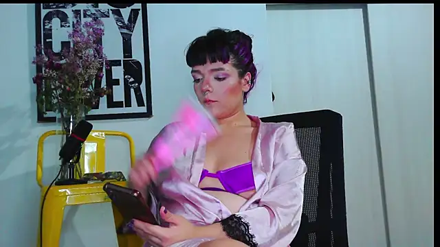 Snapshot of purple_em69 chatting on April 24, 12:46 am purple em69 online show from April 24, 12:46 am