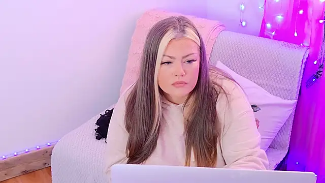 Snapshot of KikiBBW chatting on October 14, 2:18 pm KikiBBW online show from October 14, 2:18 pm