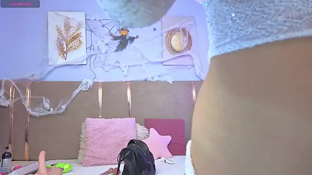 Snapshot of sarah_cruzz_ chatting on October 22, 12:33 am sarah cruzz online show from October 22, 12:33 am