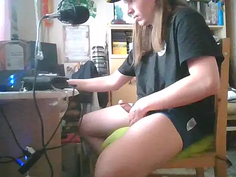 Snapshot of Davideksexy chatting on June 2, 6:21 pm Davideksexy online show from June 2, 6:21 pm